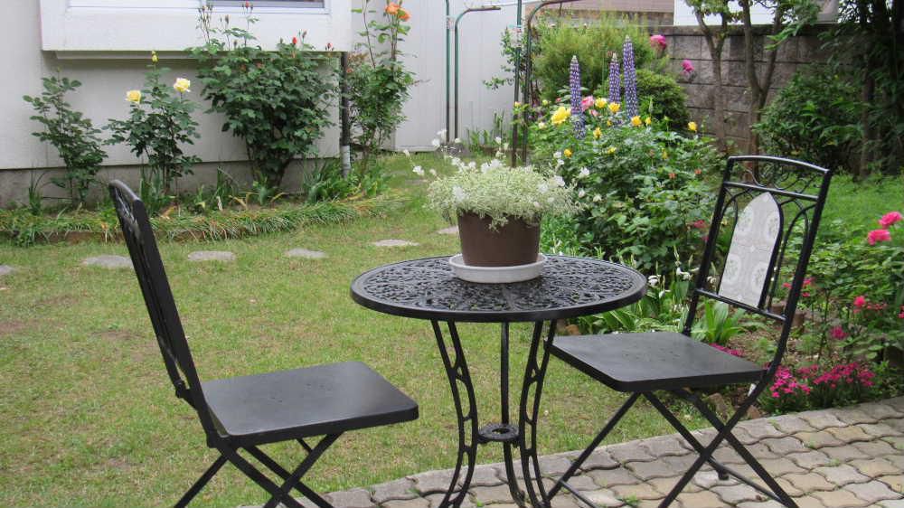 ようやく庭のバラが咲きはじめました　１０数株１０種類のバラが蕾をつけていましたがポツリポツリと開花し始めました　気温は２０度ほどで曇りと花には絶好の季節で雑草も勢い良く伸びていますが５種類ほど咲いています　虫も付き病気にも苦労して思ったように育っていませんがつかの間のミニミニバラ園を楽しんでいます