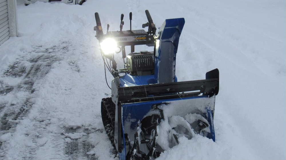 今朝の積雪が15cmほど　我が家の除雪機が初めて出動しました　力が弱く十分ではありませんが動かしてみました　家の前の除雪が終わった頃ほどなくして除雪のブルトーザがあっという間に雪を運んでいってくれました　雪との闘いはいつの年も同じですが年齢とともに体力の衰えを感じるこの頃です
