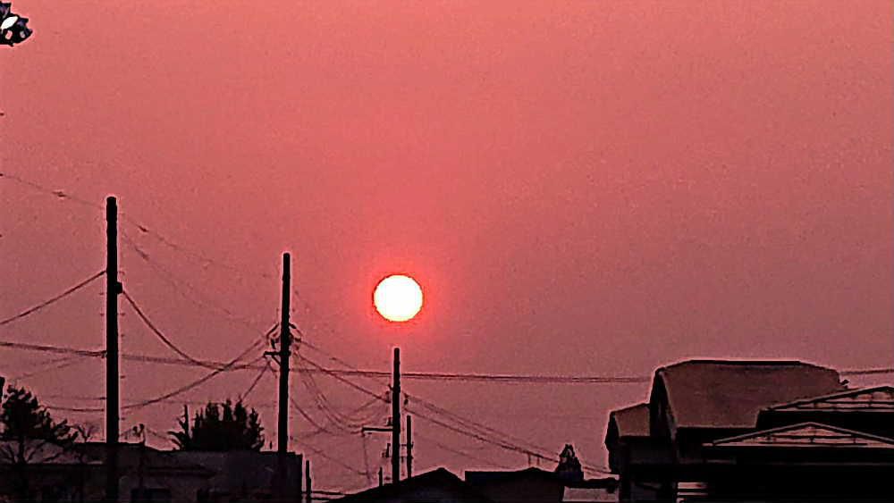 夕方に真っ赤な夕日が今にも沈みそうで思わずスマホのカメラで撮った一枚です　カメラを携えていませんでしたのでスマホの写真になりその鮮やかさや色合いを写真におさめることができませんでした春を感じさせる夕方の風景です　今中東ではミサイルが飛び交っています　真っ赤な太陽ではなくミサイルを思い浮かびました　平和のありがたさに手を合わせてしまいました
