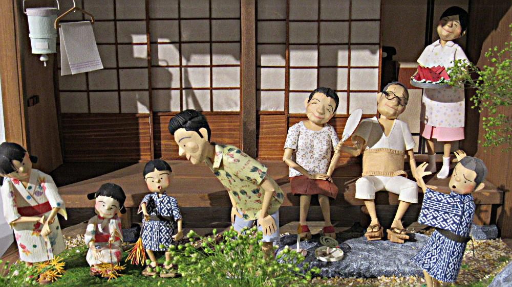 １０cmに満たない小さく紙でできた人形で郷愁を誘うような「暗くなるまで待ちきれない」と題するお盆の里帰りの風景を制作した人形など、多くの作品が展示されている「中村隆行ペーパークラフトの世界ー昭和茶飯事　追憶幻想」展を見てきました　中村さんの制作実演も見てきましたが口や目　来ている服装などすべてを紙で作った数百体の人形が織りなす昭和の時代を表現した人形展に幼い頃を思い出させてくれる懐かしにほろりとしてしまうような感動を覚えました