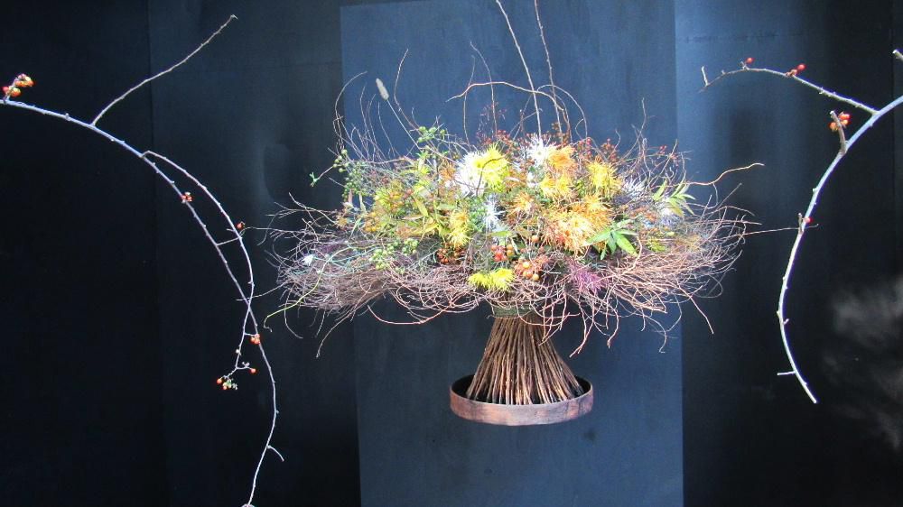 南陽の菊まつり（宮内会場）が始まりました　菊は秋を象徴する花でぜひその美しさを紹介したいと思っていましたので早速宮内にでかけました　菊のアートフラワーと菊人形のコラボに改めて菊の美しさを実感させられました　秋本番の一コマです