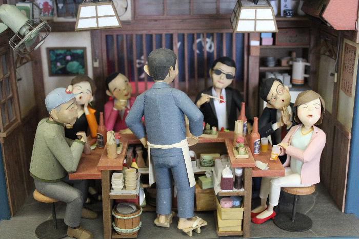 中村隆行ペーパークラフト展にこんな風景もありました 今でいう「居酒屋」「プロレスのテレビ中継風景」で懐かしいです