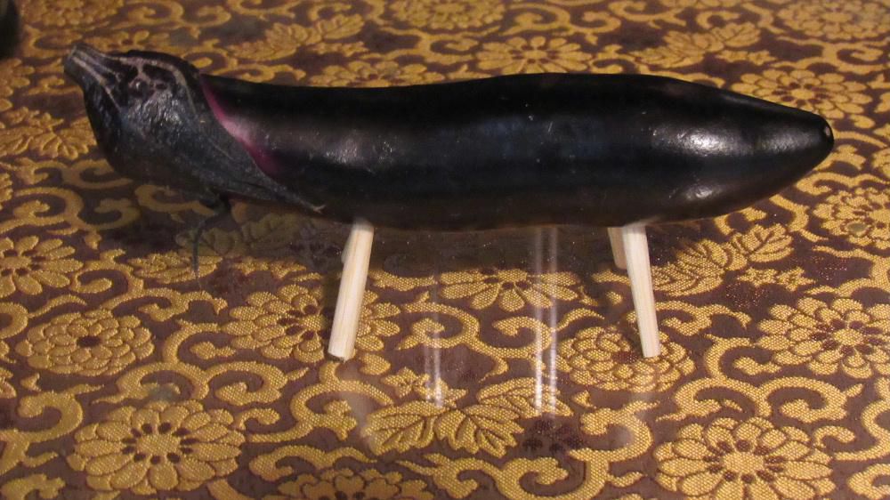 禅の友という冊子にお盆の由来とされている「盂蘭盆会(うらぼんえ)」についての解説がありました 先祖のみ霊を供養する仏教の行事で新盆の7月と旧盆の8月に行われる地域があり 山形県内では鶴岡市が7月の行われる地域です 新盆も旧盆も月の13日から16日の4日間営まれ「迎え火」を焚いてご先祖のみ霊をお迎えし 精霊棚にお供えを供養し「送り火」を焚いて送ります 地域それぞれに様々な形で残されていますが盆踊りや精霊流しなどもその一つのようです 下に精霊棚についてまとめてみました 大雨などのニュースも流れていますが穏やかなお盆でありたいです