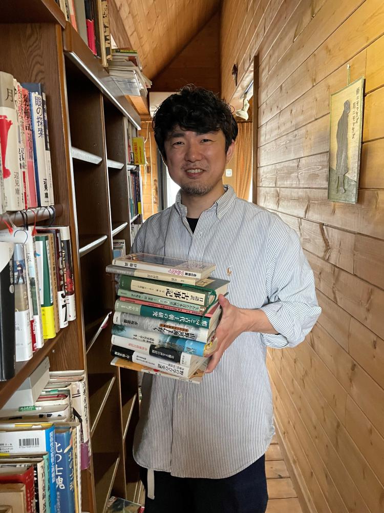 断捨離「大作戦」(「本の目利き」三人衆―その3=完)…「シシ」になった男の“変身術”~あちこちで、“図書館”論争も!!??