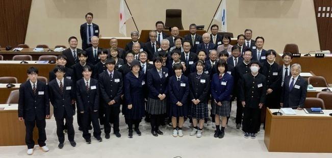 前途多難な船出…新体制下の初議会、さっそく「二元代表制」に逆行~”高校生”議会を見習え!!??