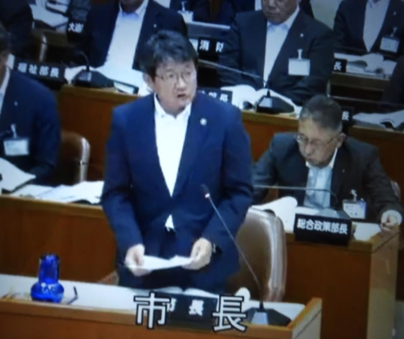 「時間が取れたら、お会いしたい」…市長の「つっけんどん」答弁に議場がシ～ン～国庫補助の大幅減額に議論が集中！！？？
