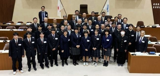前途多難な船出…新体制下の初議会、さっそく「二元代表制」に逆行～”高校生”議会を見習え！！？？