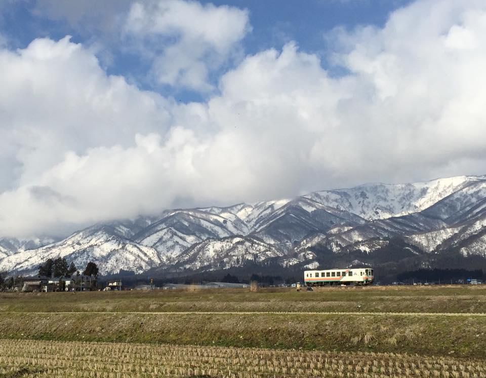 葉山をバックにフラワー長井線