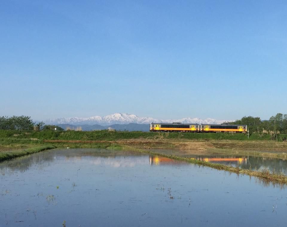 残雪の飯豊山と米坂線、白川橋付近から！