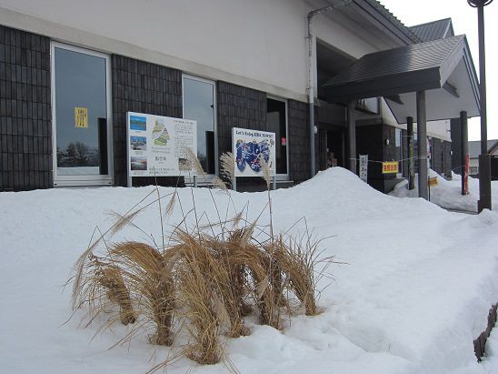 雪中田植えを行いました