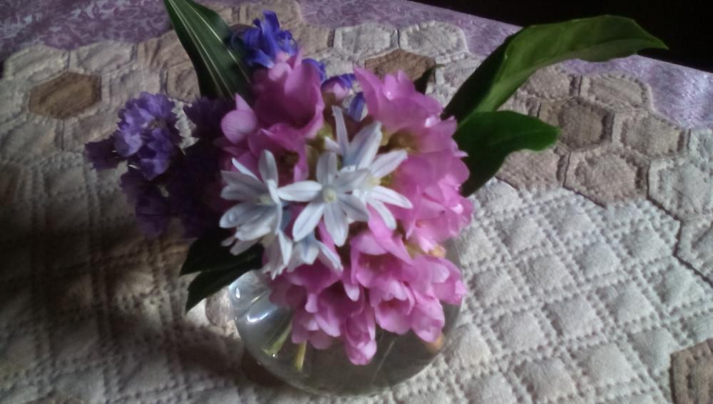 ★。★テーブルの花を変えてみました…美蔵