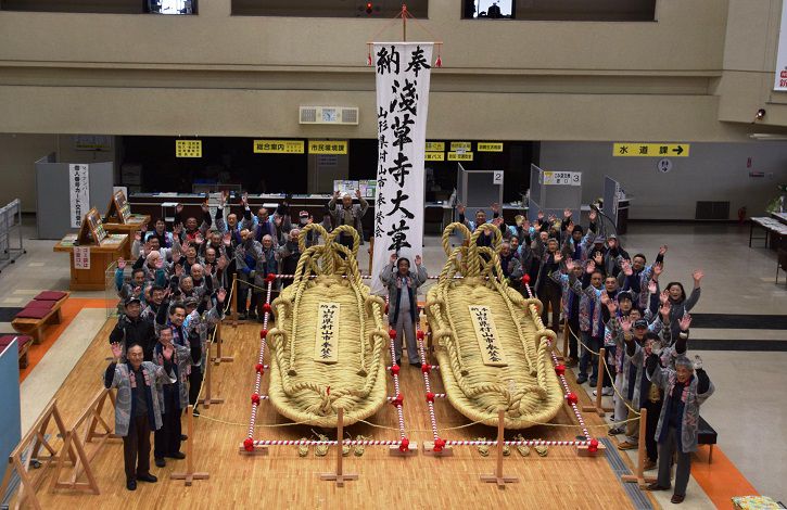 大わらじを飾っております
