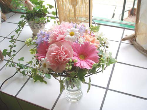 やさしい日差しに母の日アレンジ～～（＾o＾）つ