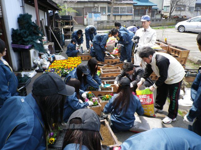 長井駅前通りを彩る手作りプランター