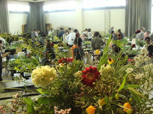 深まる秋に・・・花と向き合う研修会。