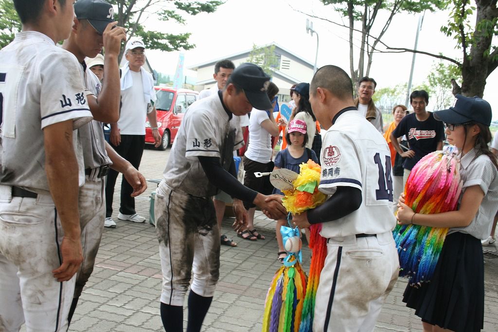 勝者に千羽鶴贈る