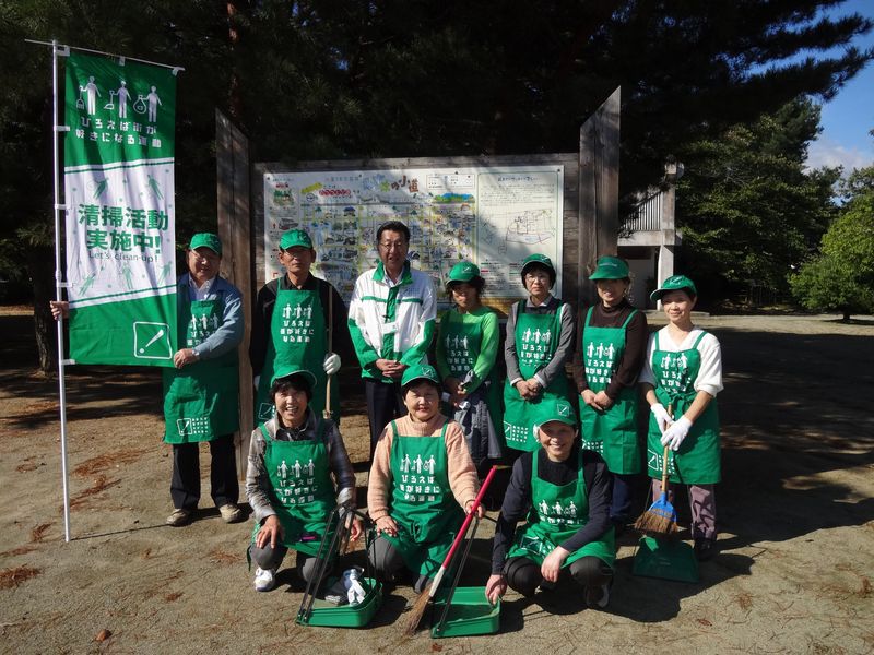 【白つつじ公園】長井たばこ組合の皆さんによる環境美化活動が行われました（１０月１８日）