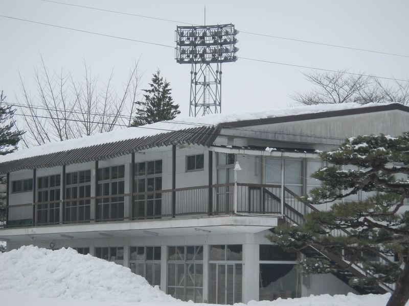 あやめ公園内施設の雪下ろし作業が終わりました。