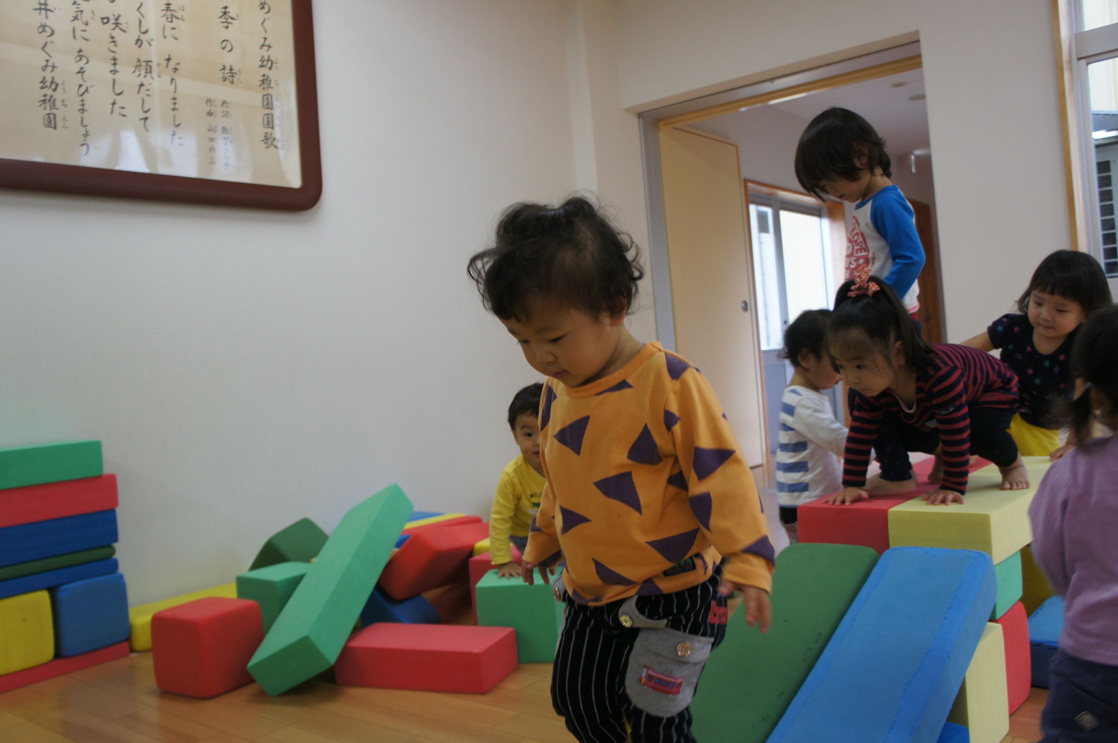お遊戯場で運動遊び　～あひる組さん～