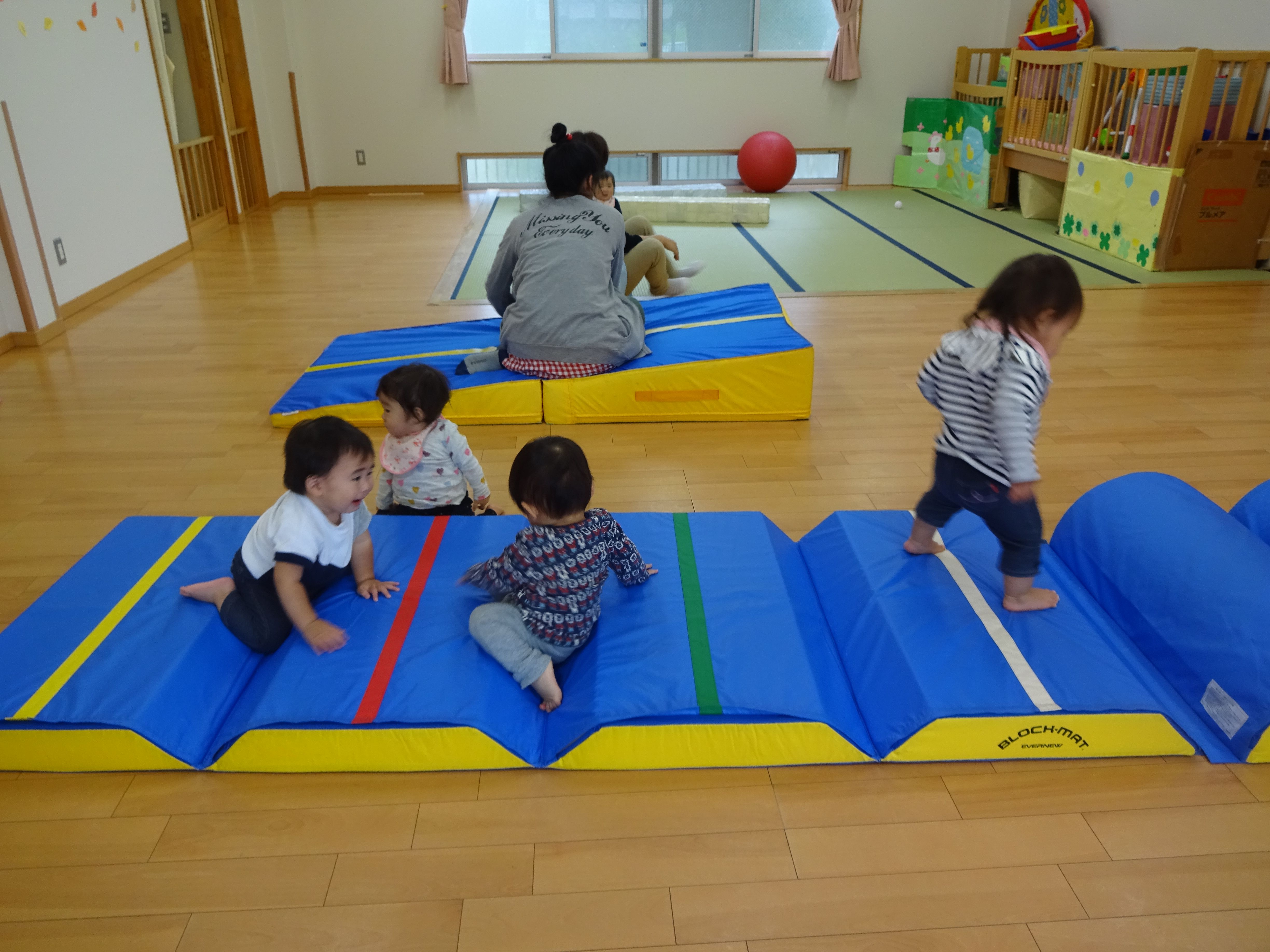 お部屋で遊んだよ♪　～ひよこ組～