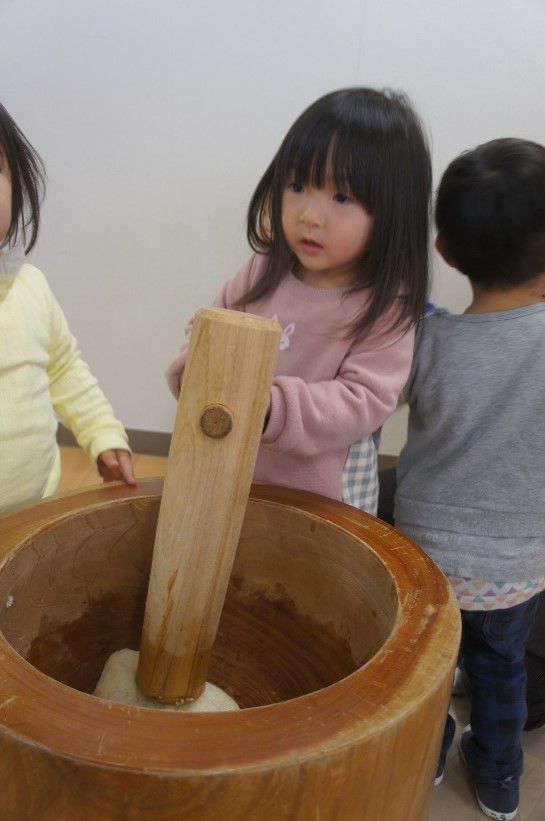 臼と杵でおもちつき！