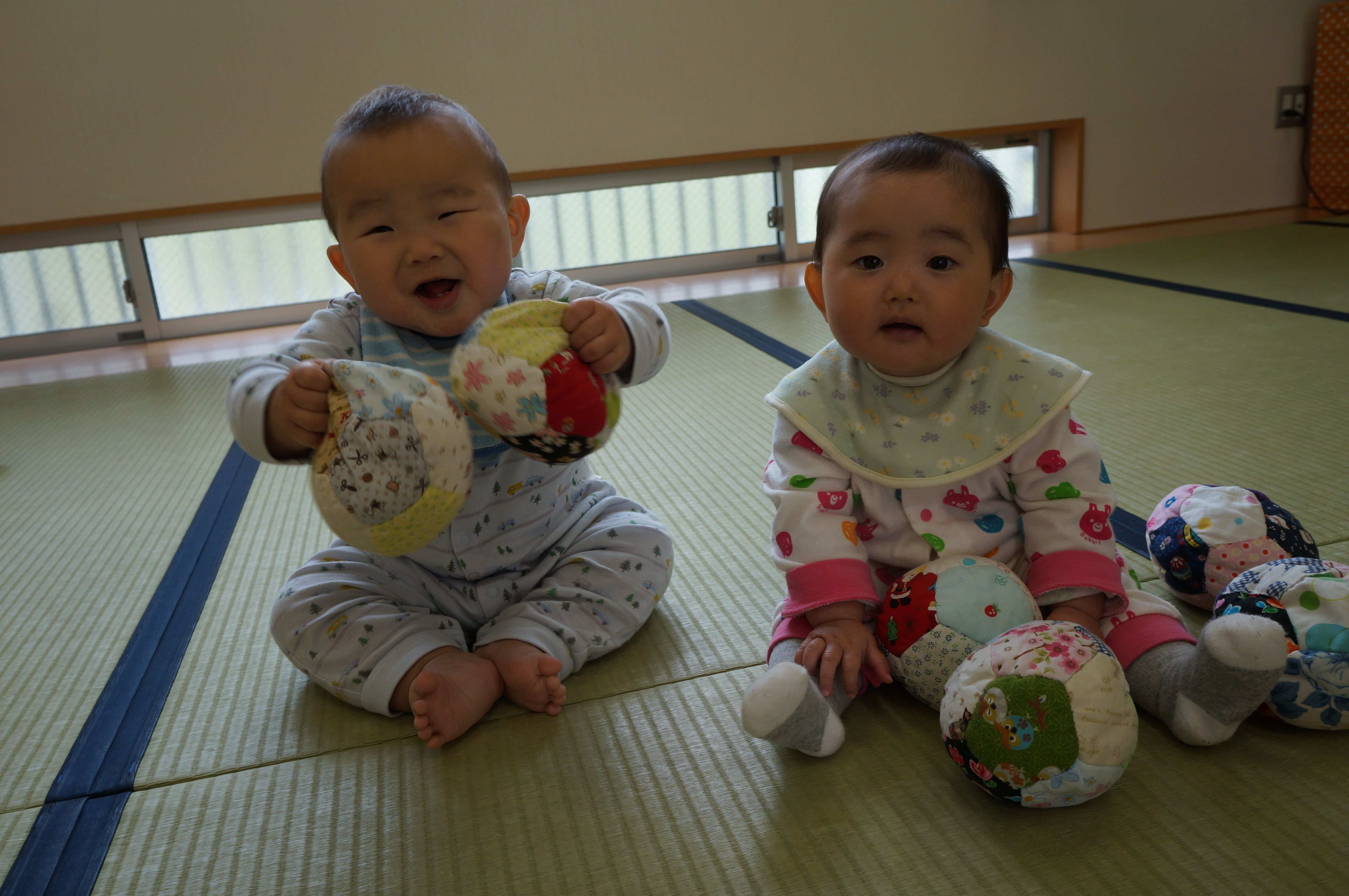 室内遊びと給食の様子