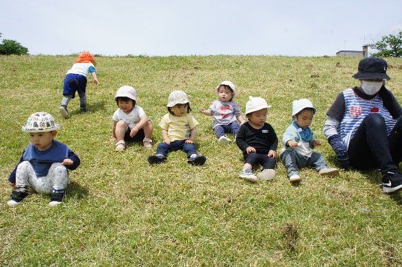 土手で遊んだよ　～あひる組～