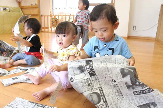 新聞紙で遊んだよ　～あひる組～