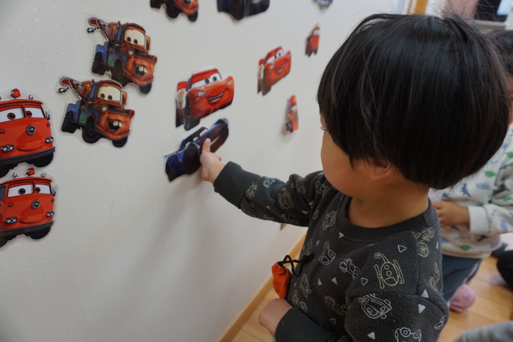 壁にぺたぺた！身体にもぺたぺた？！🚗（ぺんぎん組）