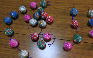 避難者交流会　かわいい手まりのつるし飾りを作りました ♪