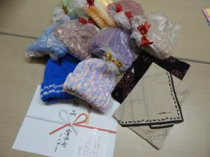 手編みのニット帽を贈呈！～ミニデイ清水会さん～　