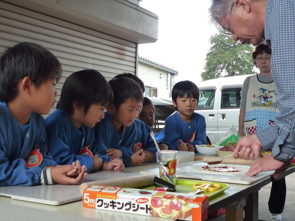 ピザ職人になった気分！年長さんの特権でーす(*´∀｀)（致芳児童センターの日記）