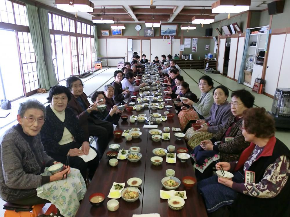 みんなで、　いただきまーす♪　おいしいごはんに大満足！！！