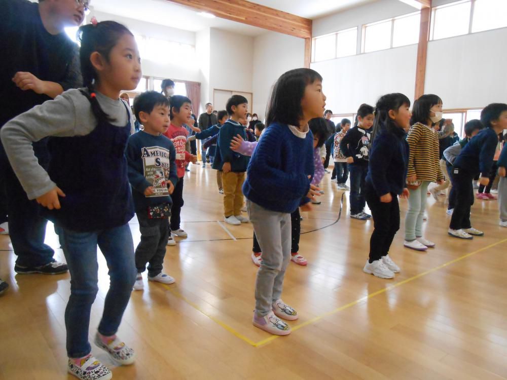 親子一緒に、ダンスを教えてもらいました！（はなぞの保育園の日記）
