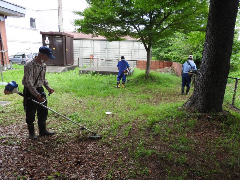 老人福祉センターの除草作業を行いました。