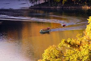 11月2日から4日の3日間、ながい百秋湖遊覧船を運航しました。