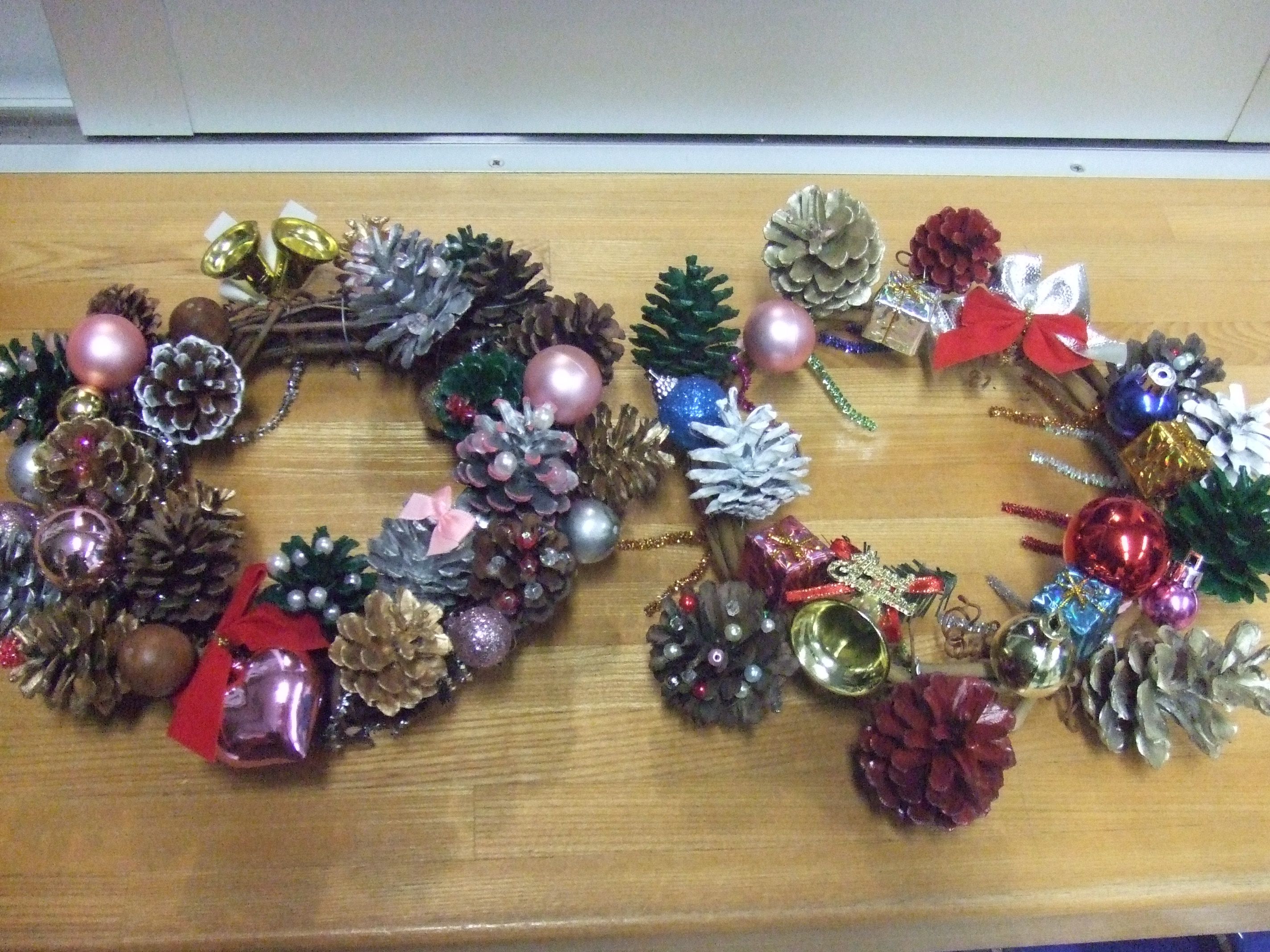 松ぼっくりでつくるクリスマスリースづくり体験♪