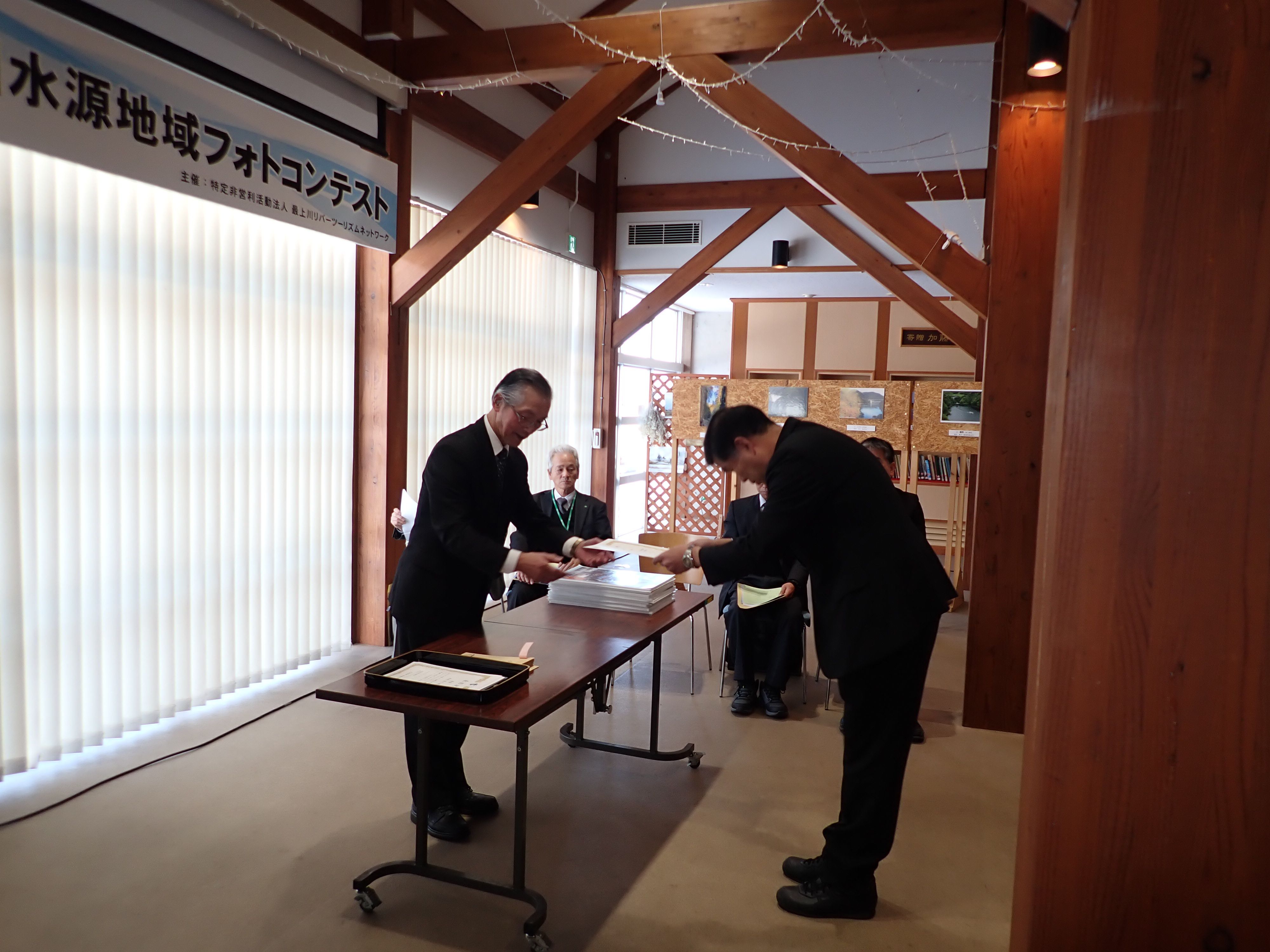 第6回野川水源地域フォトコンテスト表彰式を行いました。