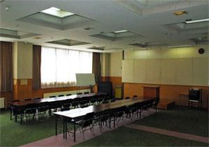 ①視聴覚室（長井市中央コミュニティセンター１階）