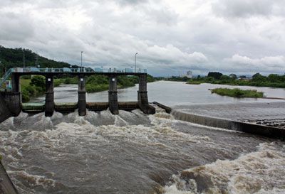 【7月の雨をあつめる諏訪堰の水門】