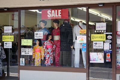 【ショーウインドウも例祭ムードです】