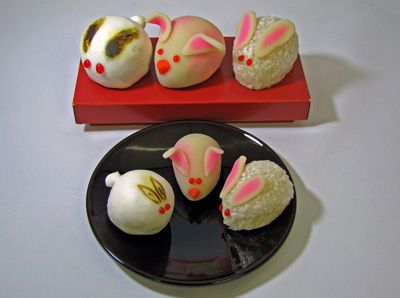 【兎の干支和菓子～物産館の初売でプレゼントします】