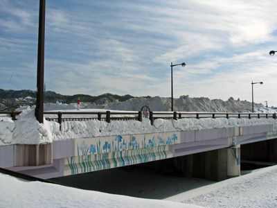 【野川橋の向こうに見える雪山は…】