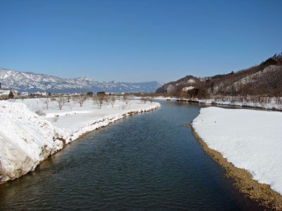 【最上川にも雪を運んでいます】