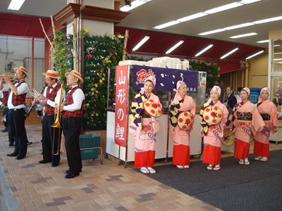 【本場山形の「花笠おどり」大田区ダイシン百貨店で舞う】