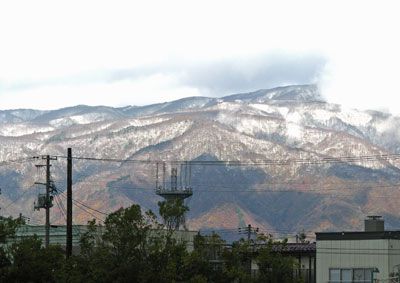 【西山がうっすらと雪化粧しました】