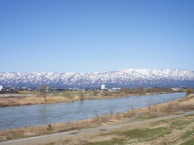 【長井市から望む　朝日連峰】