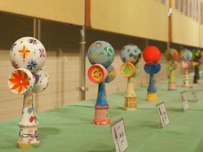 【子どもたちがデザイン～けん玉ペインティング作品展示中】