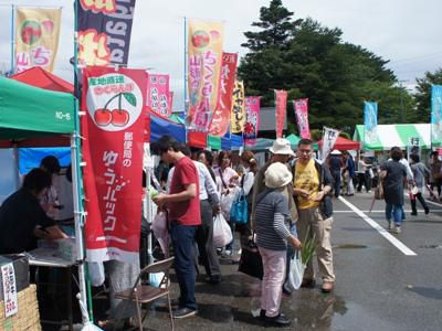 【見頃のあやめとあやめにぎわい市】