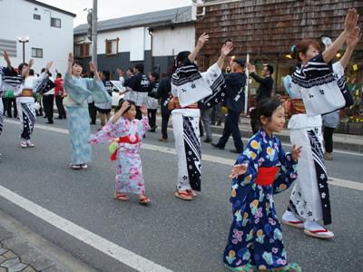 【笑顔あふれる　長井おどり大パレード！】